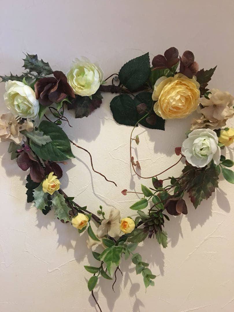 秋色紫陽花と元気なイエローラナンキュラスのハートリース