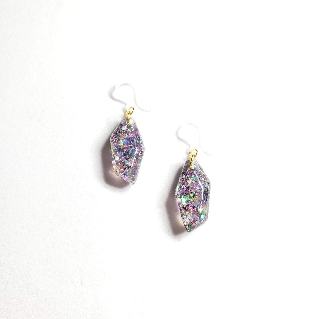 No.1319-D　ホログラム☆ブラック☆鉱石型ピアス・イヤリング(ピンク)