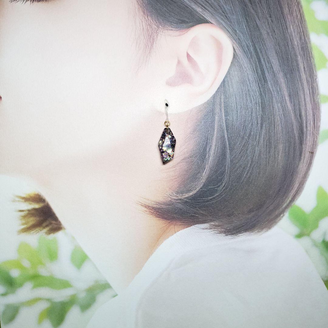 No.1319-D　ホログラム☆ブラック☆鉱石型ピアス・イヤリング(ピンク)