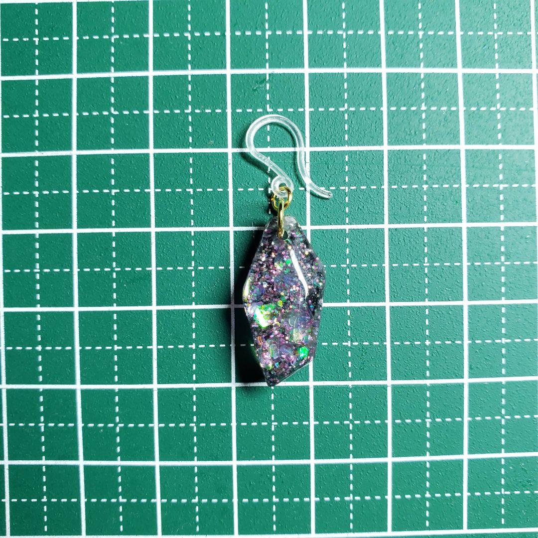 No.1319-D　ホログラム☆ブラック☆鉱石型ピアス・イヤリング(ピンク)