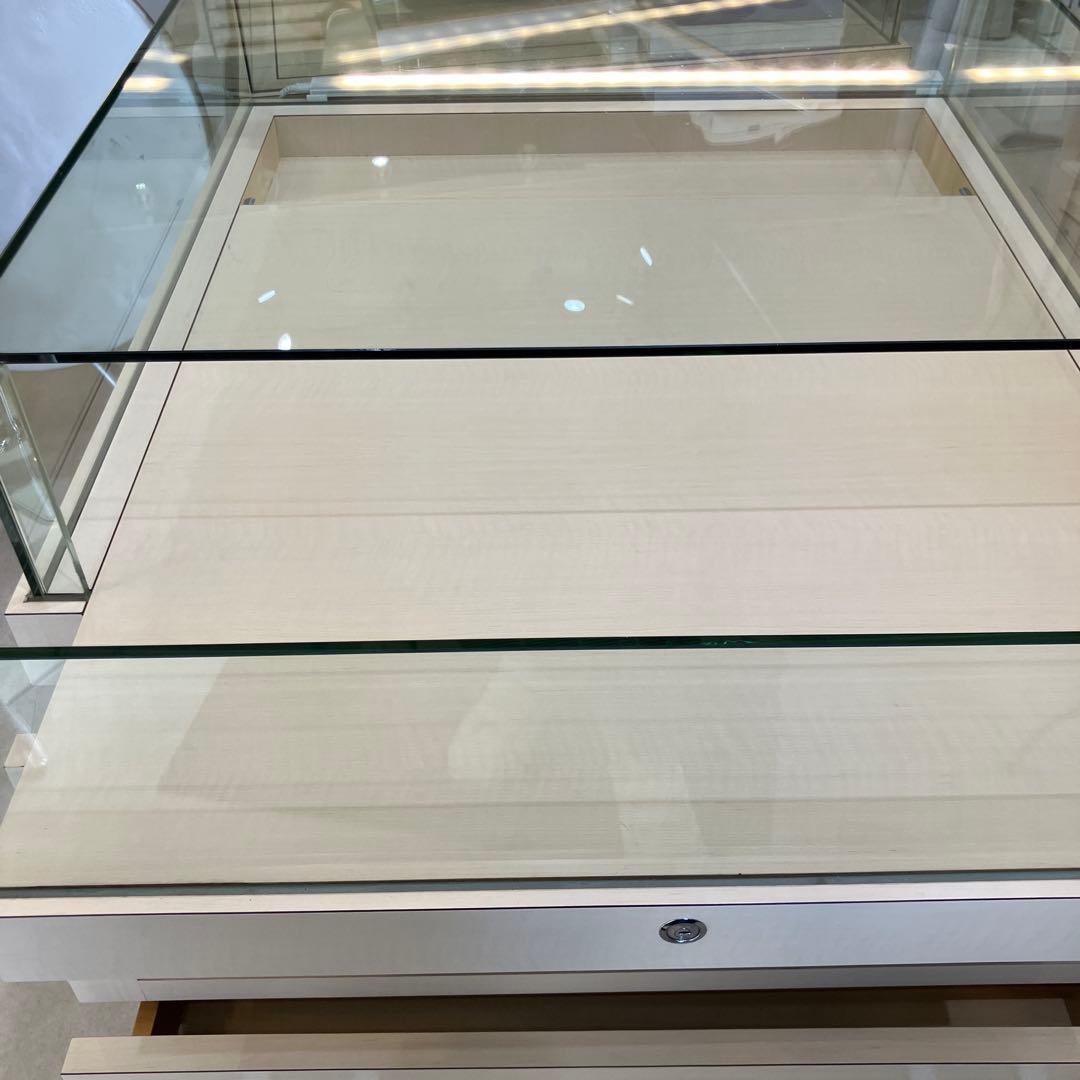 薄い木目色のガラスケース 引き出し付き