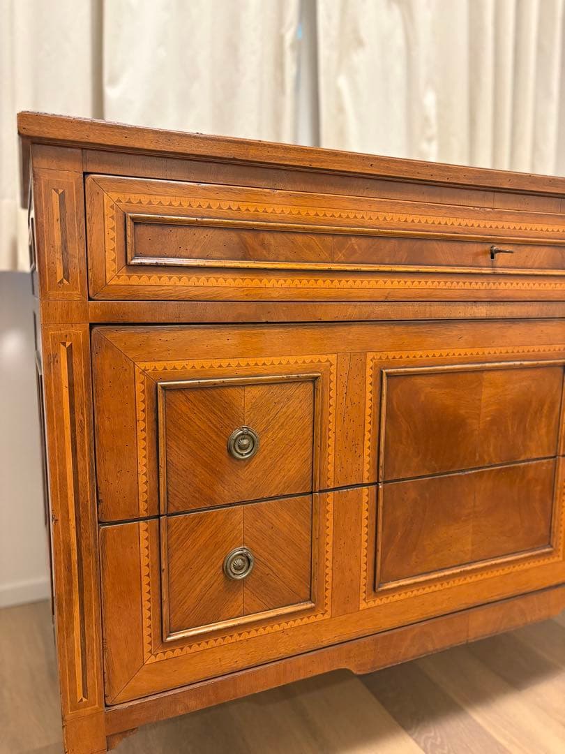 【美品】英国アンティーク調 木象嵌3段チェスト（メートランドスミス風の佇まい）