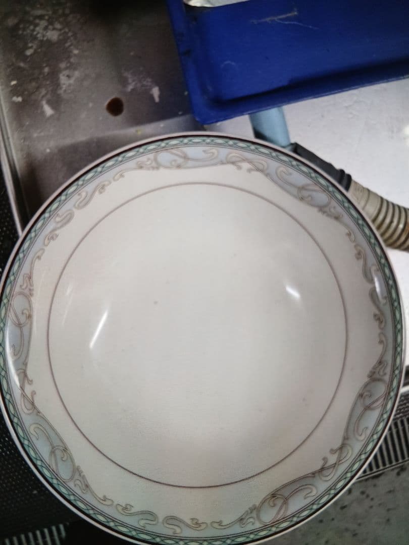 装飾的な縁取りの陶器ボウル