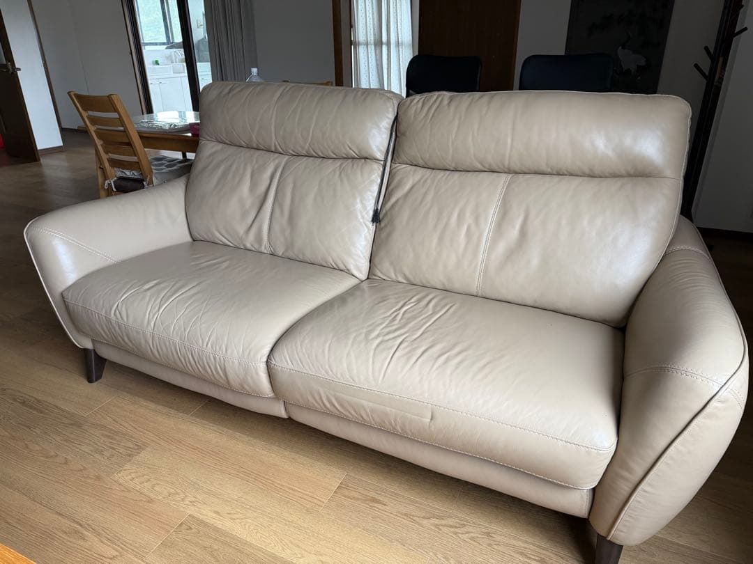 ベージュレザー 2人掛けソファ