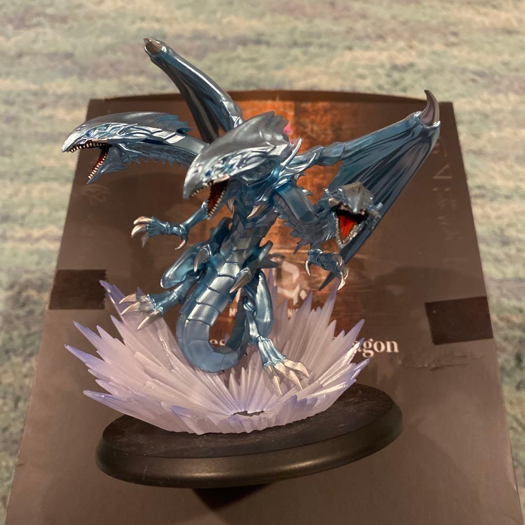 遊戯王　青眼の究極竜　フィギュア