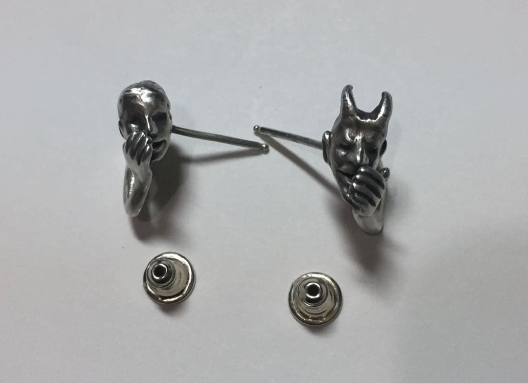 耳元で囁く悪魔と天使のピアス