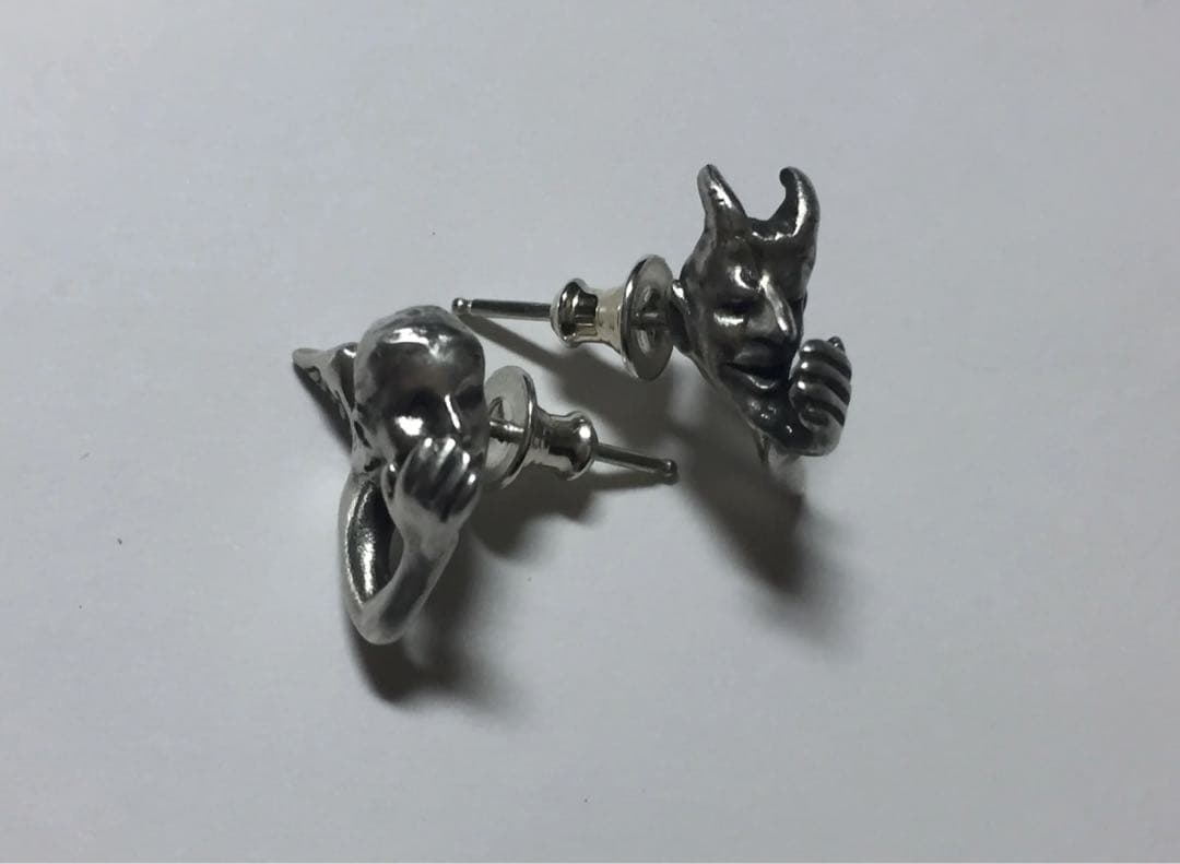耳元で囁く悪魔と天使のピアス