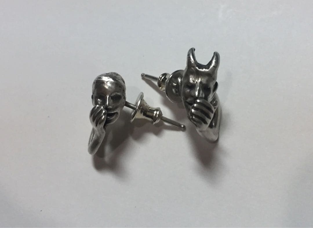 耳元で囁く悪魔と天使のピアス