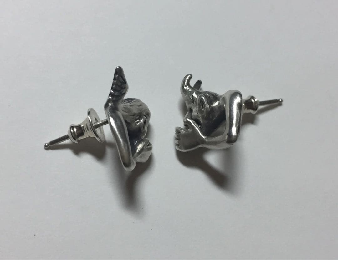 耳元で囁く悪魔と天使のピアス