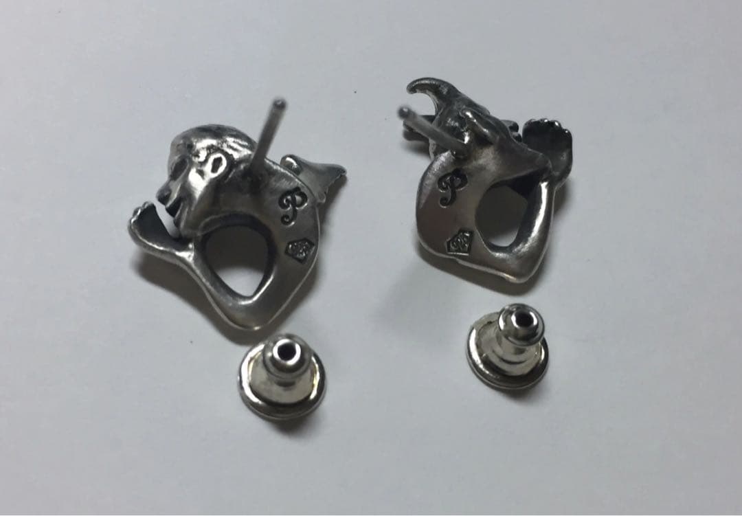 耳元で囁く悪魔と天使のピアス