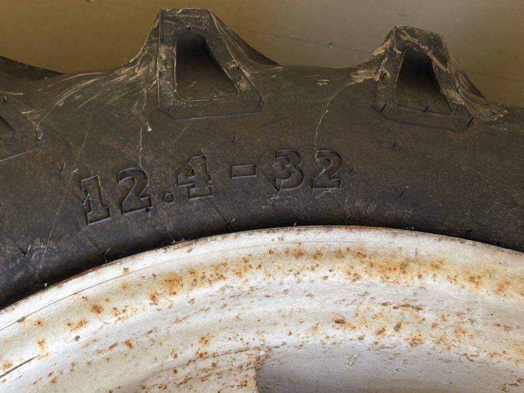 トラクタータイヤ