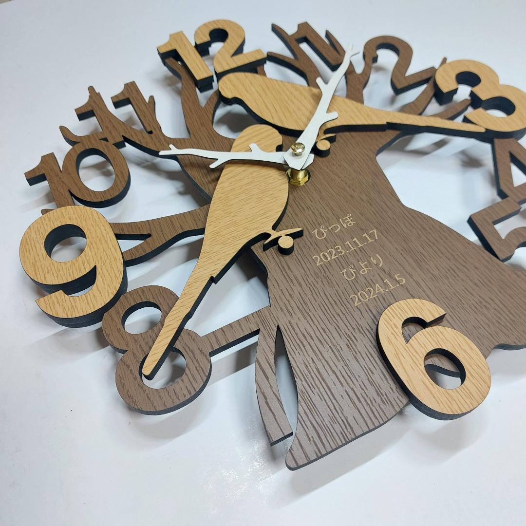 名入れ・文字入れ　木とインコ　デザイン壁掛け静音時計　セキセイインコ　ベージュ