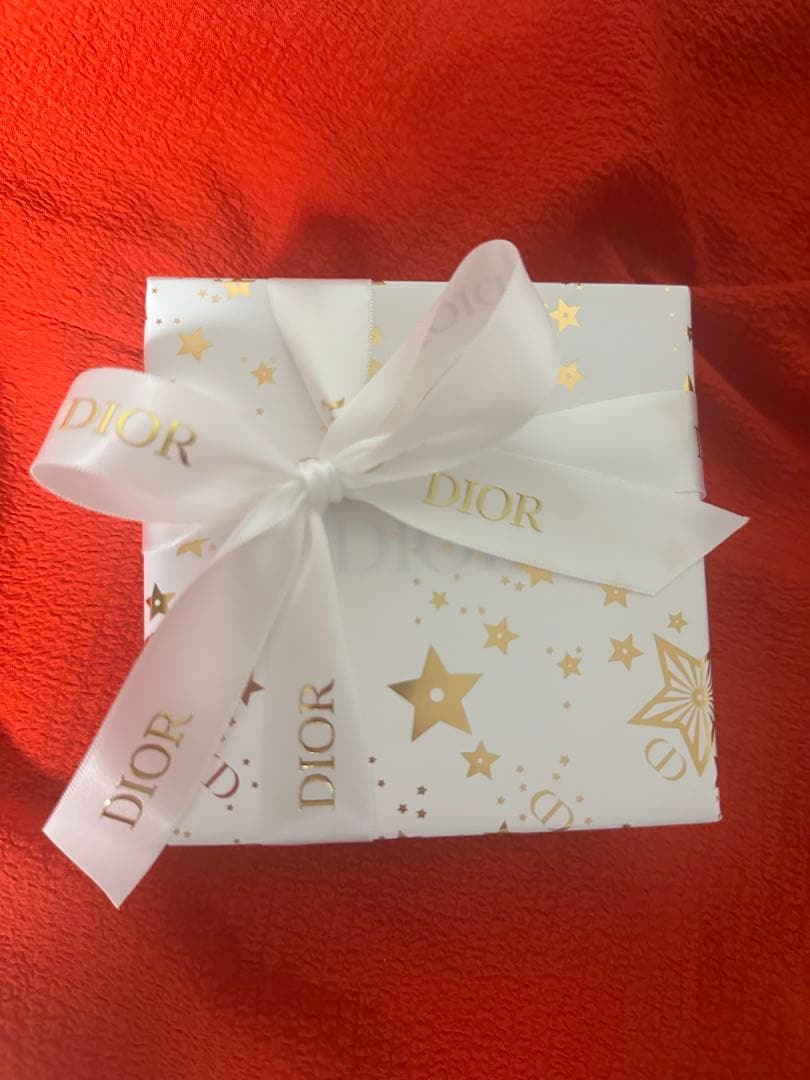 Dior ゴールド アクセサリーケース ラッピングしてます。