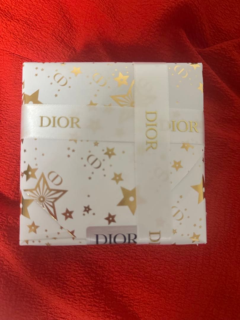 Dior ゴールド アクセサリーケース ラッピングしてます。