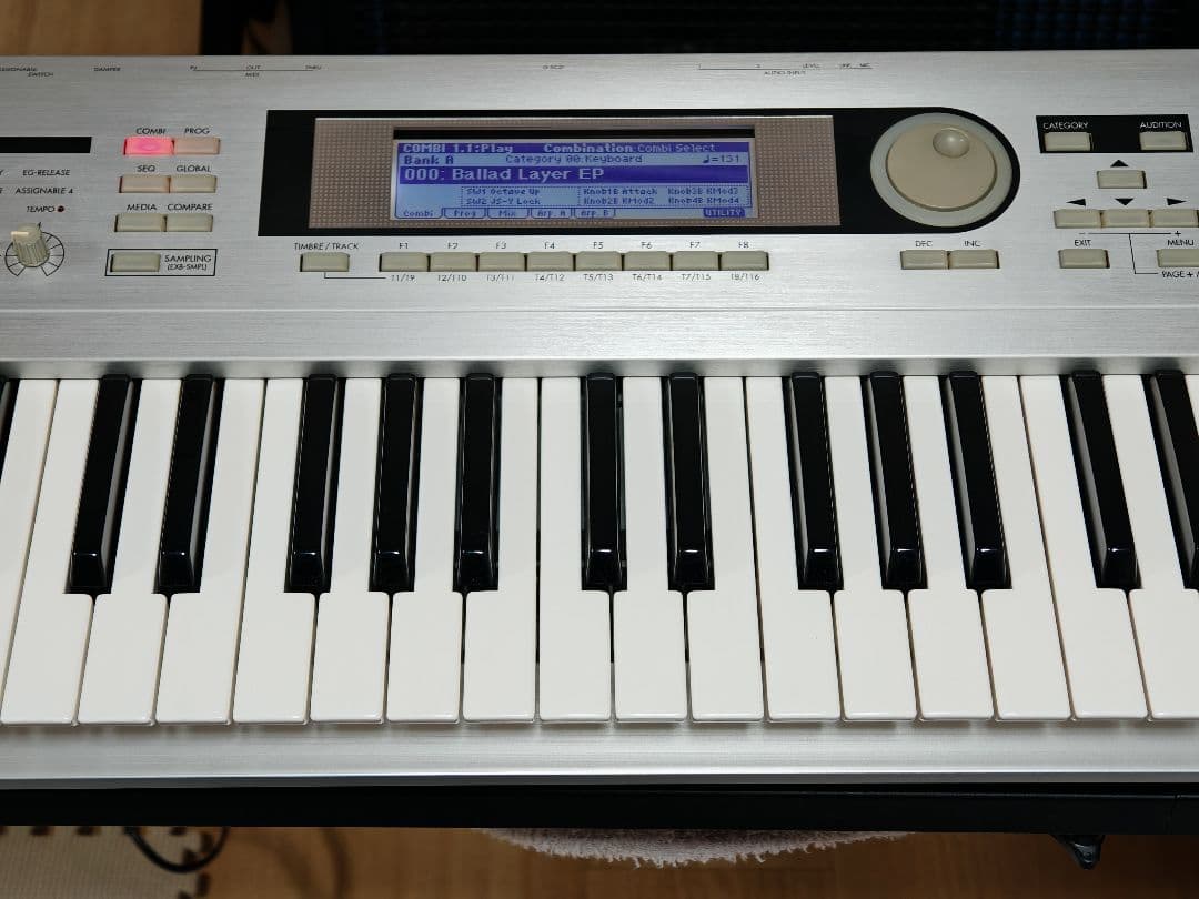 KORG Triton Le 61key シンセサイザー