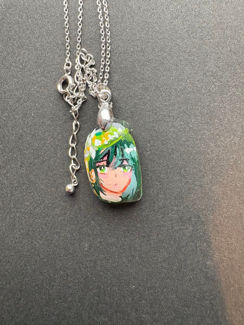 手描きキャラクターと模様のペンダント