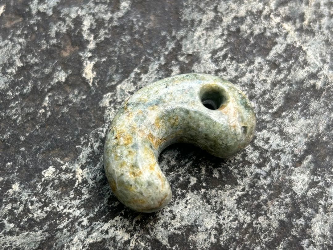 翡翠輝石石英岩　勾玉