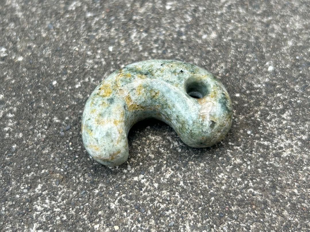 翡翠輝石石英岩　勾玉