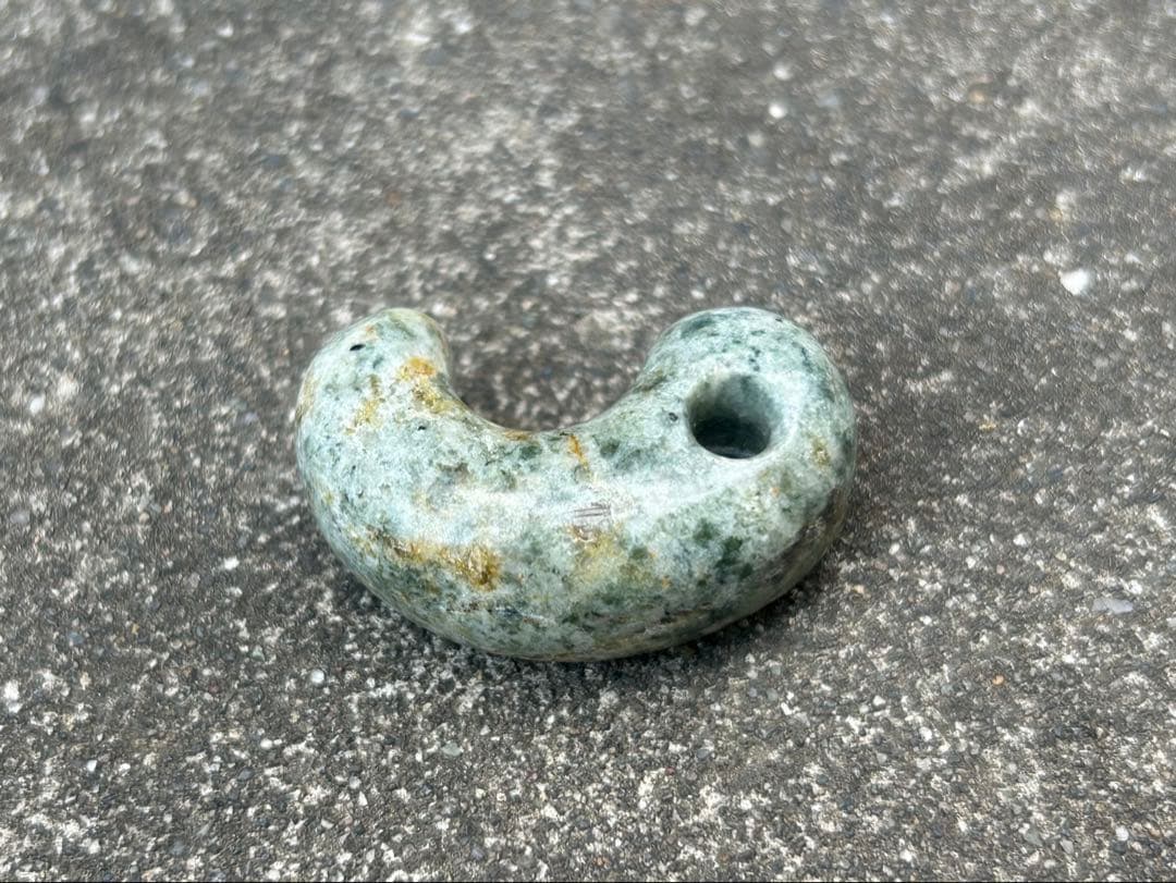 翡翠輝石石英岩　勾玉