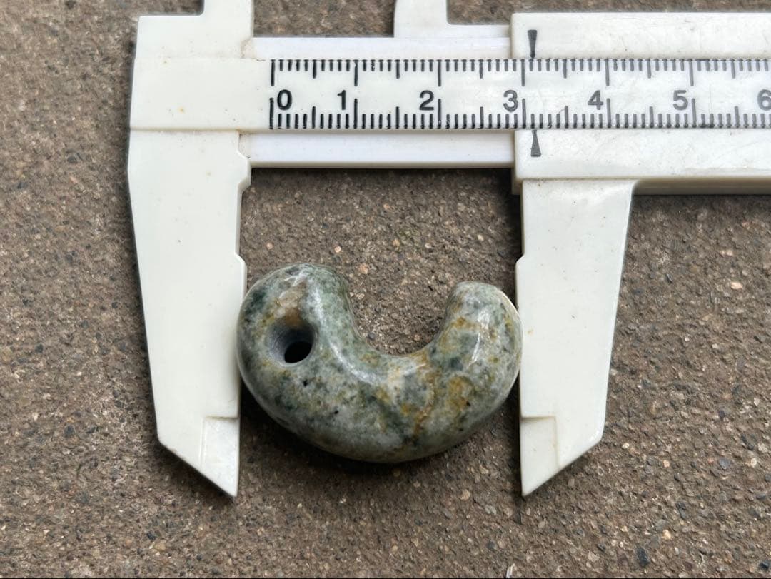 翡翠輝石石英岩　勾玉