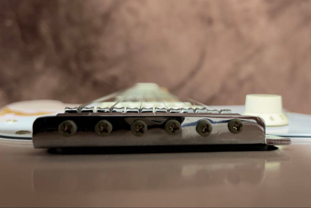 ストラトShell Pinkモデルにレリック加工を施したステージ映えする渋い1本