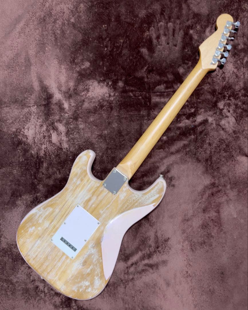 ストラトShell Pinkモデルにレリック加工を施したステージ映えする渋い1本