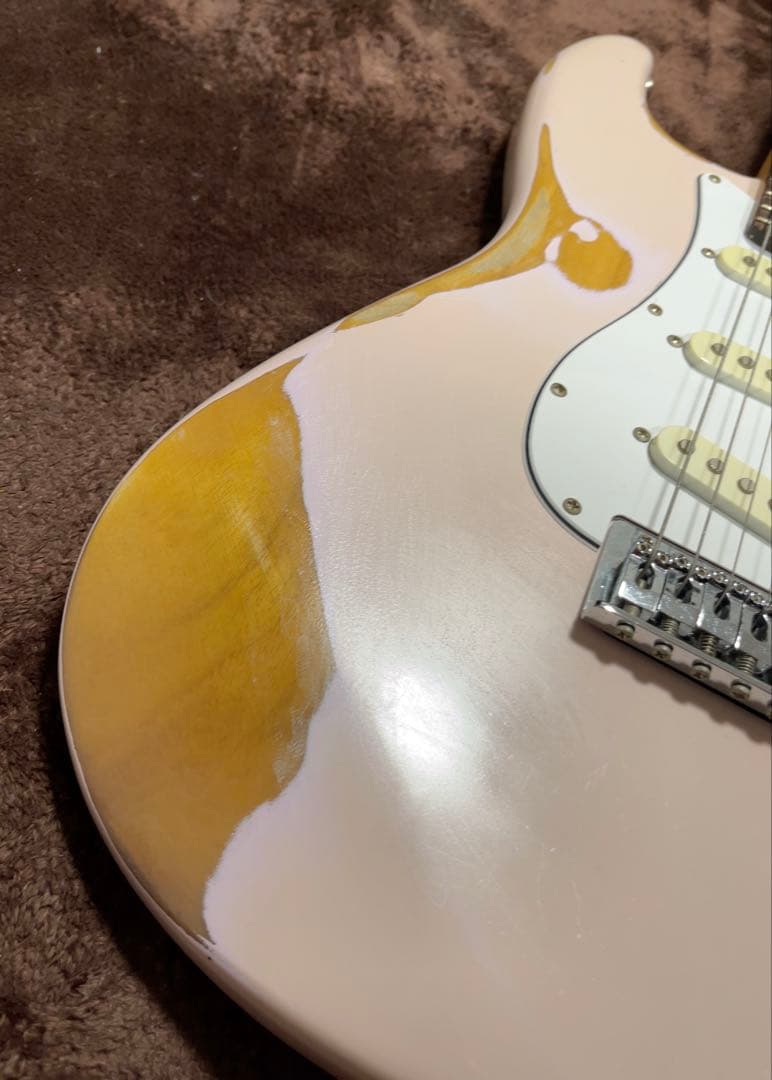 ストラトShell Pinkモデルにレリック加工を施したステージ映えする渋い1本