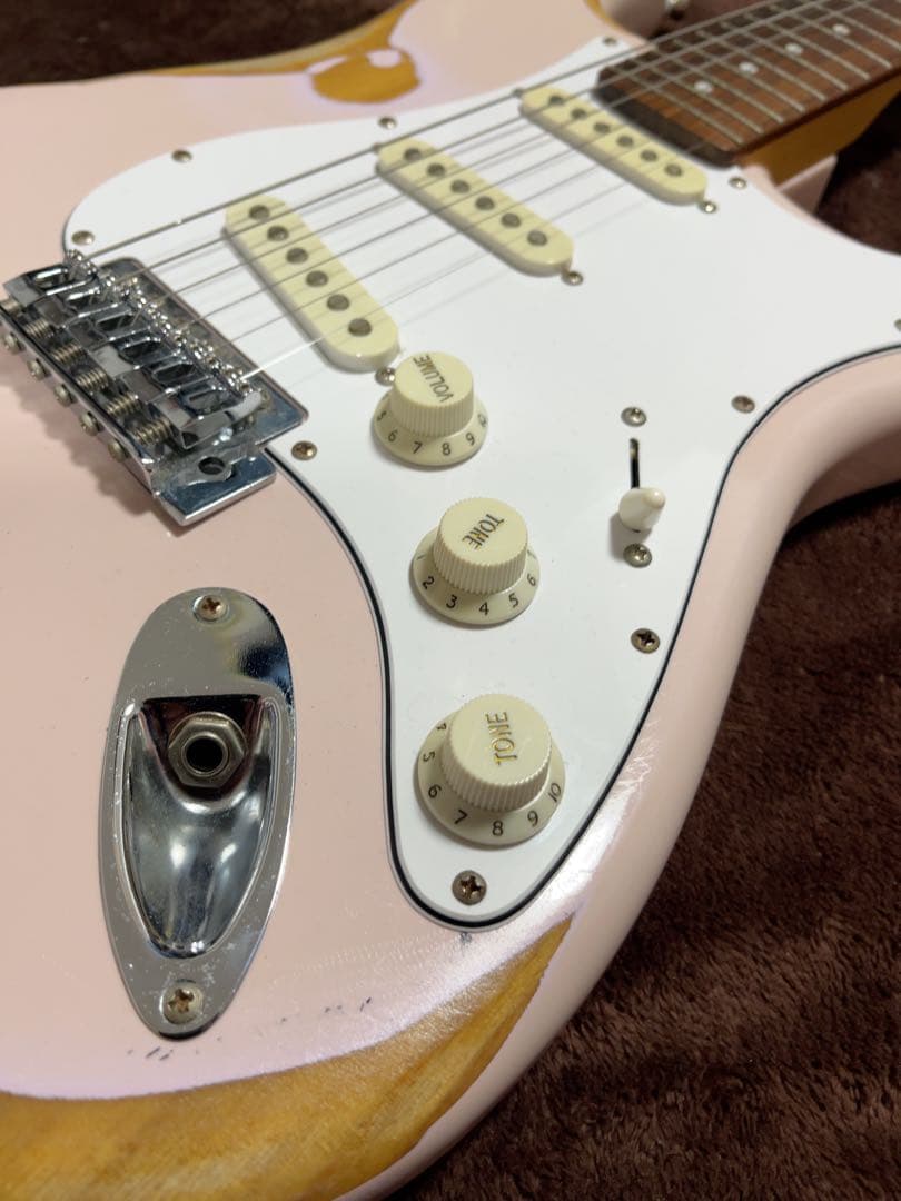 ストラトShell Pinkモデルにレリック加工を施したステージ映えする渋い1本
