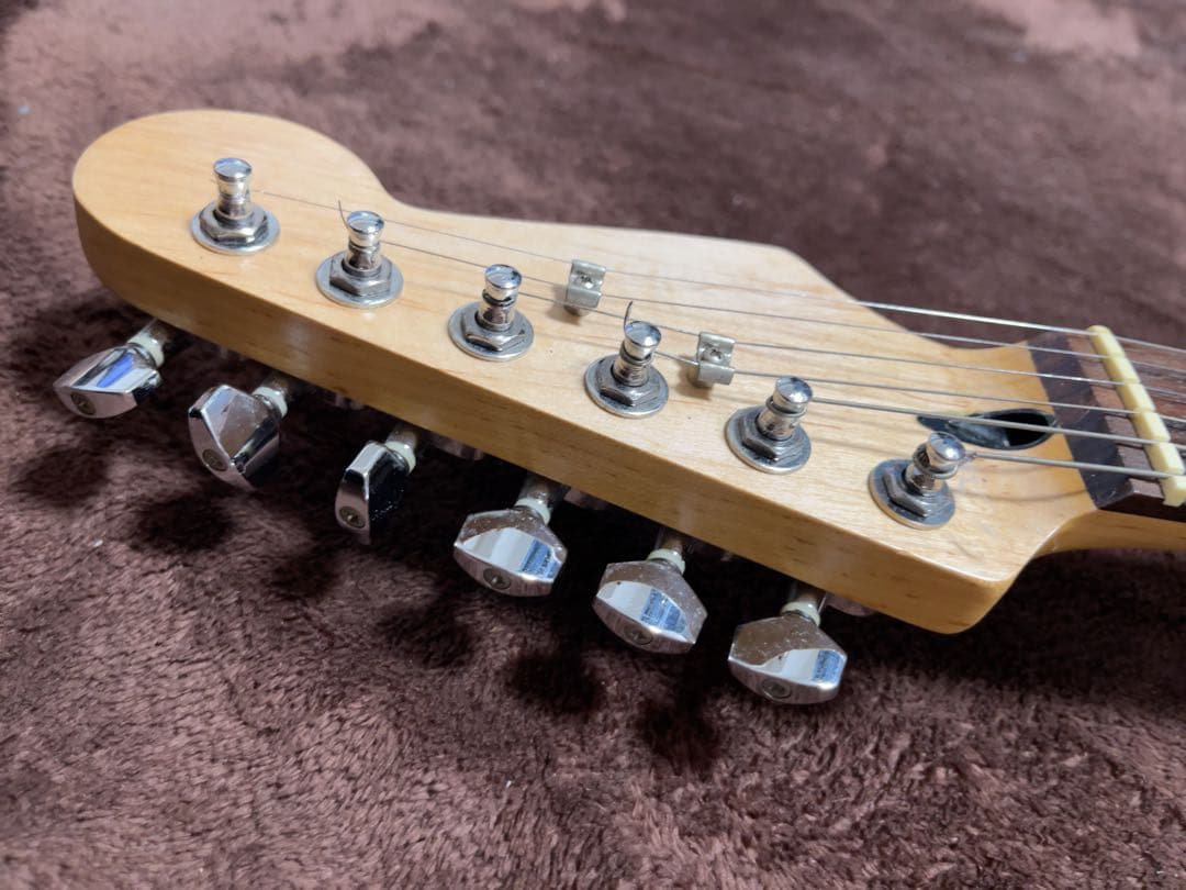 ストラトShell Pinkモデルにレリック加工を施したステージ映えする渋い1本