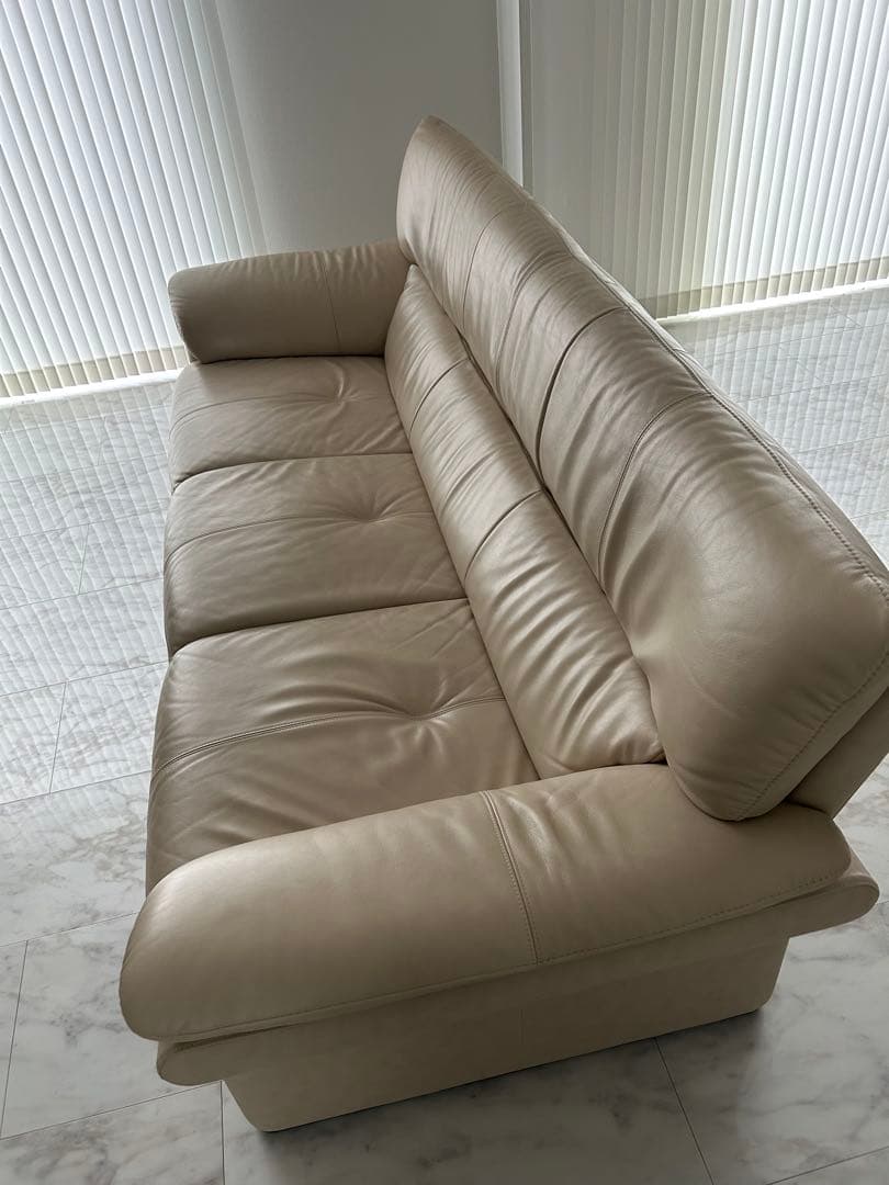カリモク⭐︎ベージュ⭐︎レザー３人掛けソファ⭐︎チターノ