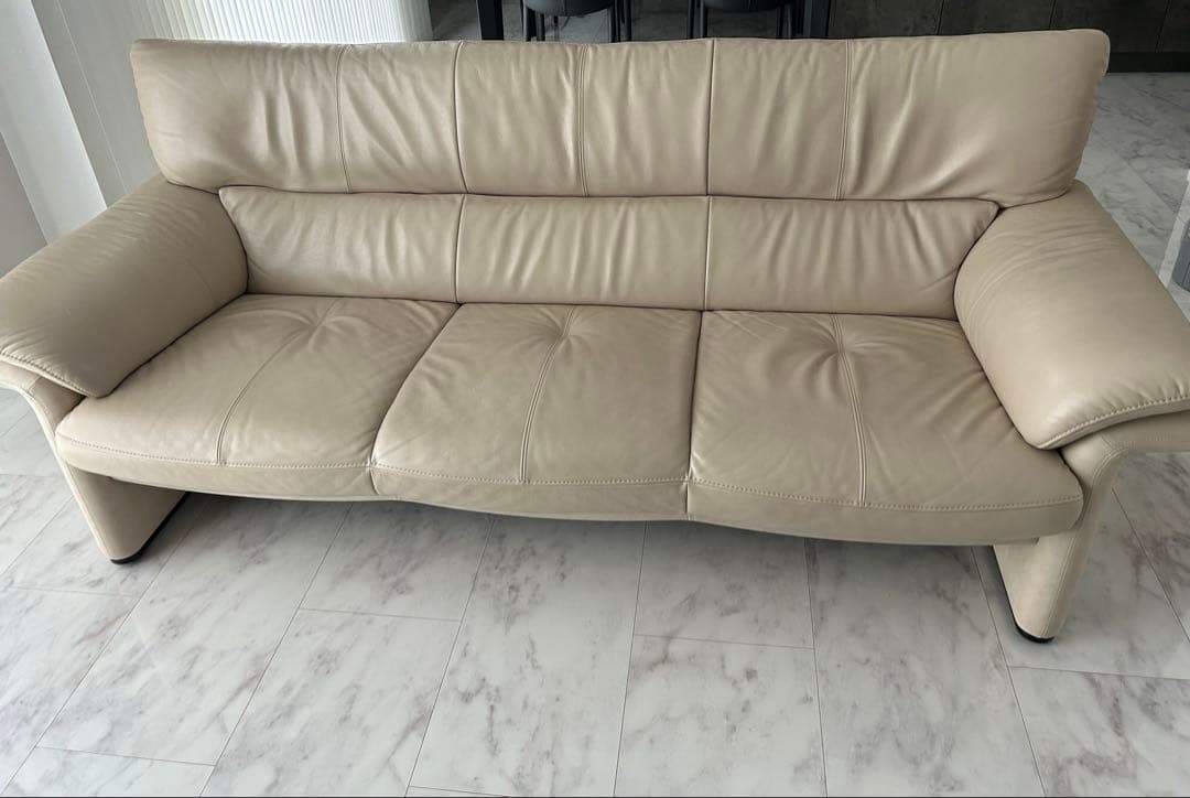 カリモク⭐︎ベージュ⭐︎レザー３人掛けソファ⭐︎チターノ