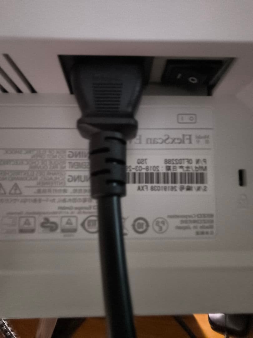 EIZO ev2785 4k 角に亀裂あり