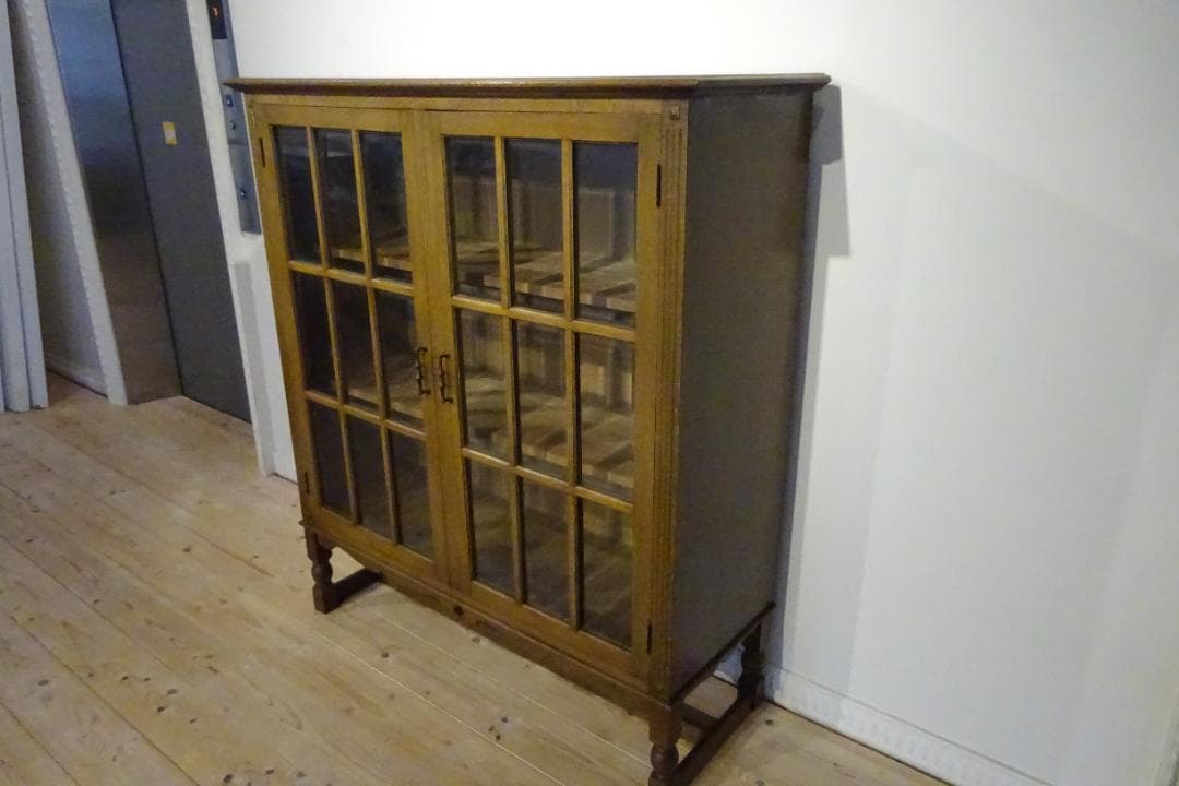 神戸洋家具　キャビネット　飾り棚　ヴィンテージ　オーク材