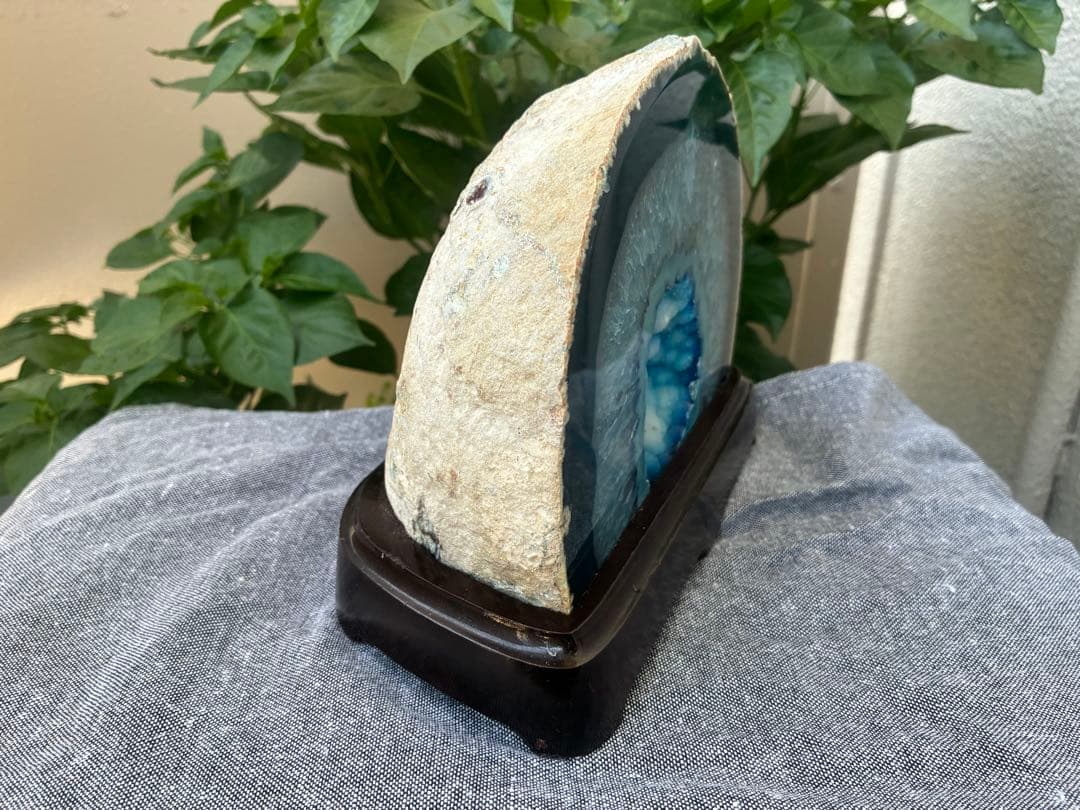 【天然石】ブルーアゲート ジオード 球状結晶 木製台座付き インテリア