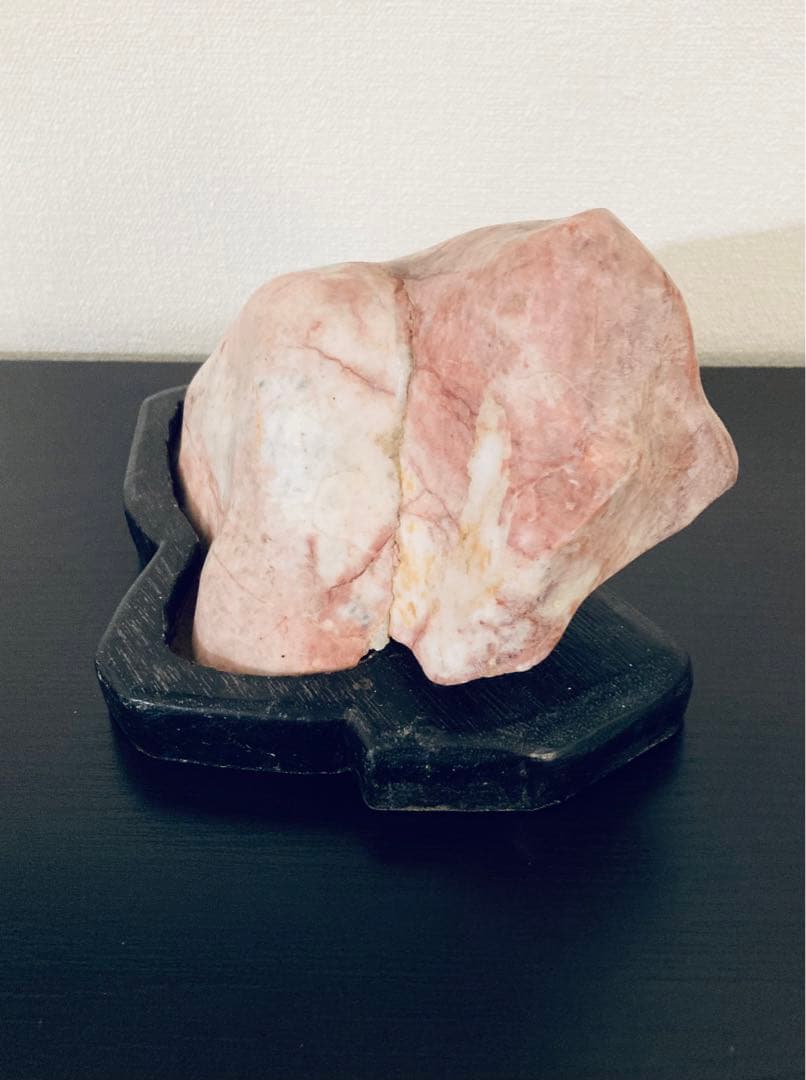 約2.3kg 天然石の美しいピンクと白の模様が特徴の置物 木製台座付き