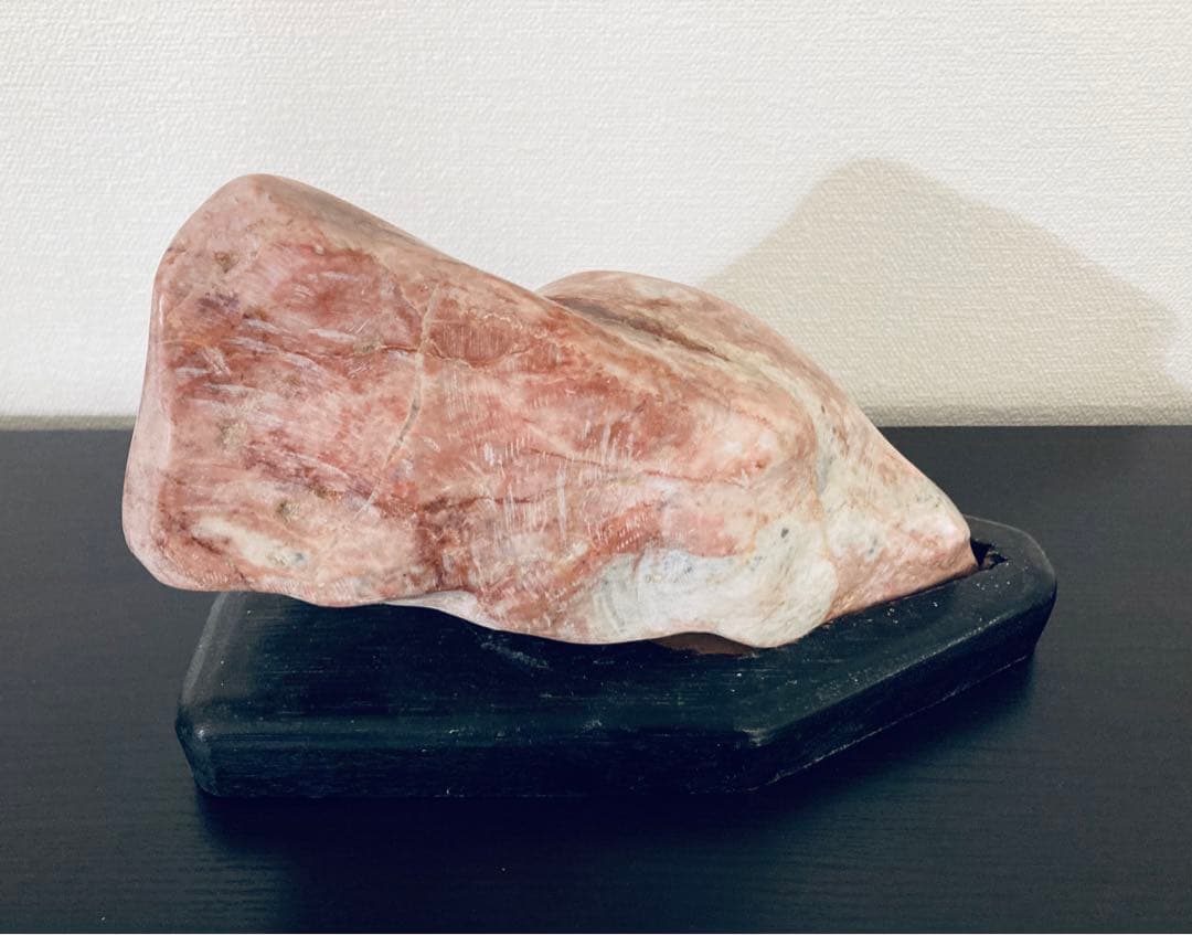 約2.3kg 天然石の美しいピンクと白の模様が特徴の置物 木製台座付き