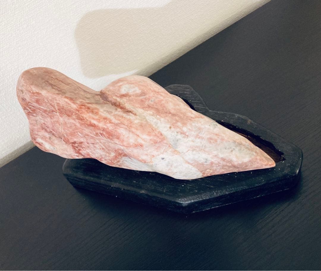 約2.3kg 天然石の美しいピンクと白の模様が特徴の置物 木製台座付き