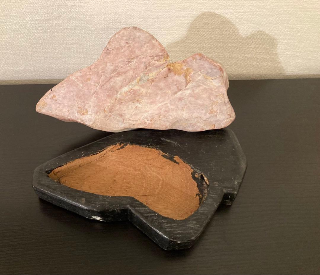 約2.3kg 天然石の美しいピンクと白の模様が特徴の置物 木製台座付き