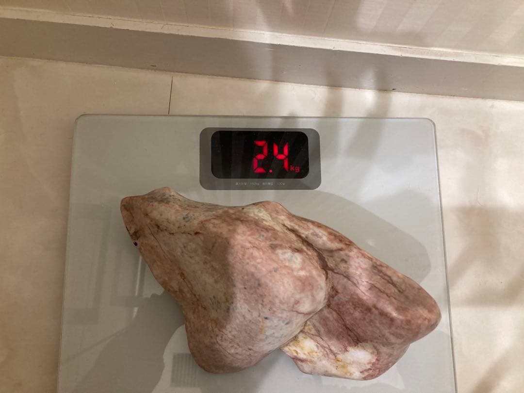 約2.3kg 天然石の美しいピンクと白の模様が特徴の置物 木製台座付き