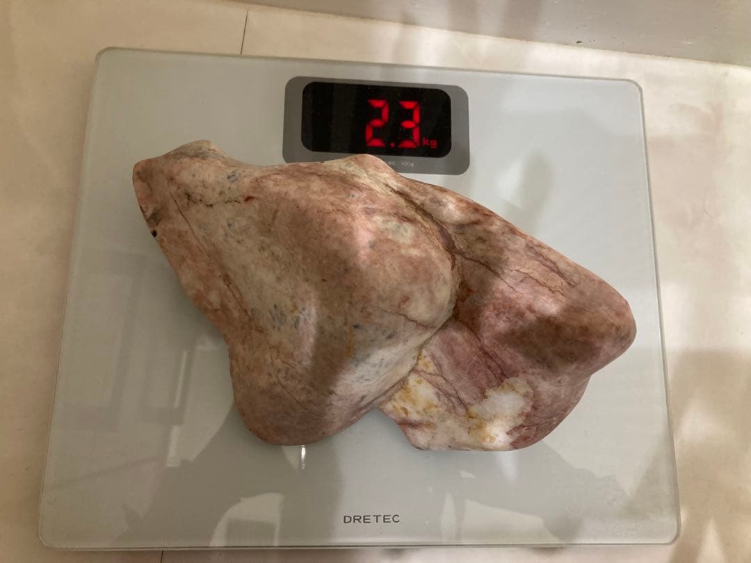 約2.3kg 天然石の美しいピンクと白の模様が特徴の置物 木製台座付き