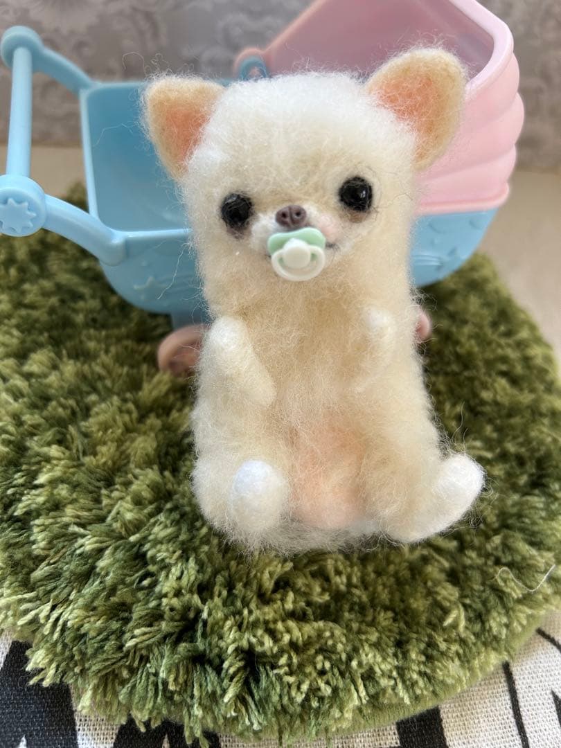 alice... 羊毛フェルトハンドメイド　ベビーカーおしゃぶりホワイトチワワ