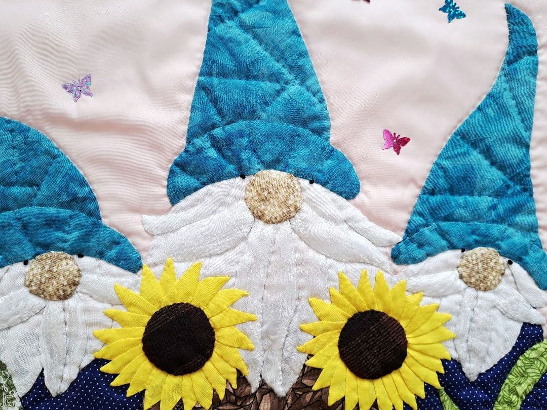 ハンドメイド　パッチワークタペストリー(3人のこびと)