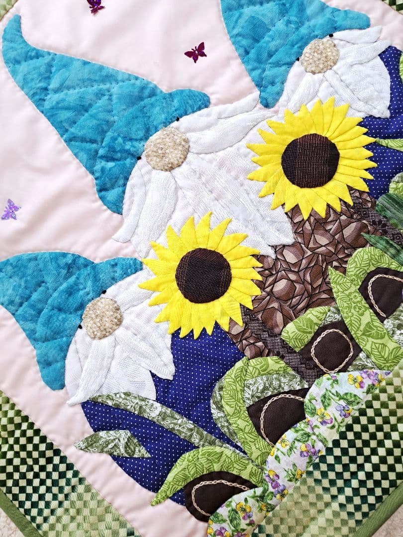 ハンドメイド　パッチワークタペストリー(3人のこびと)