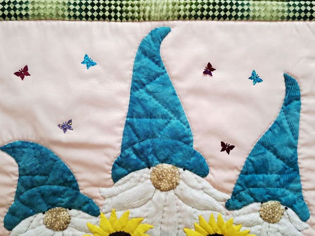 ハンドメイド　パッチワークタペストリー(3人のこびと)