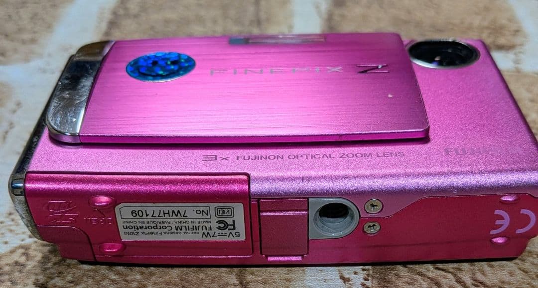 古いデジカメです　FUJIFILM FINEPIX Z10fd ピンク