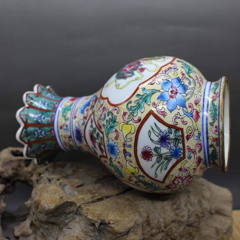 清乾隆粉彩獅紋花口玉壺春瓶 景徳鎮 陶磁器 装飾品 現代工芸品 美術品 置物