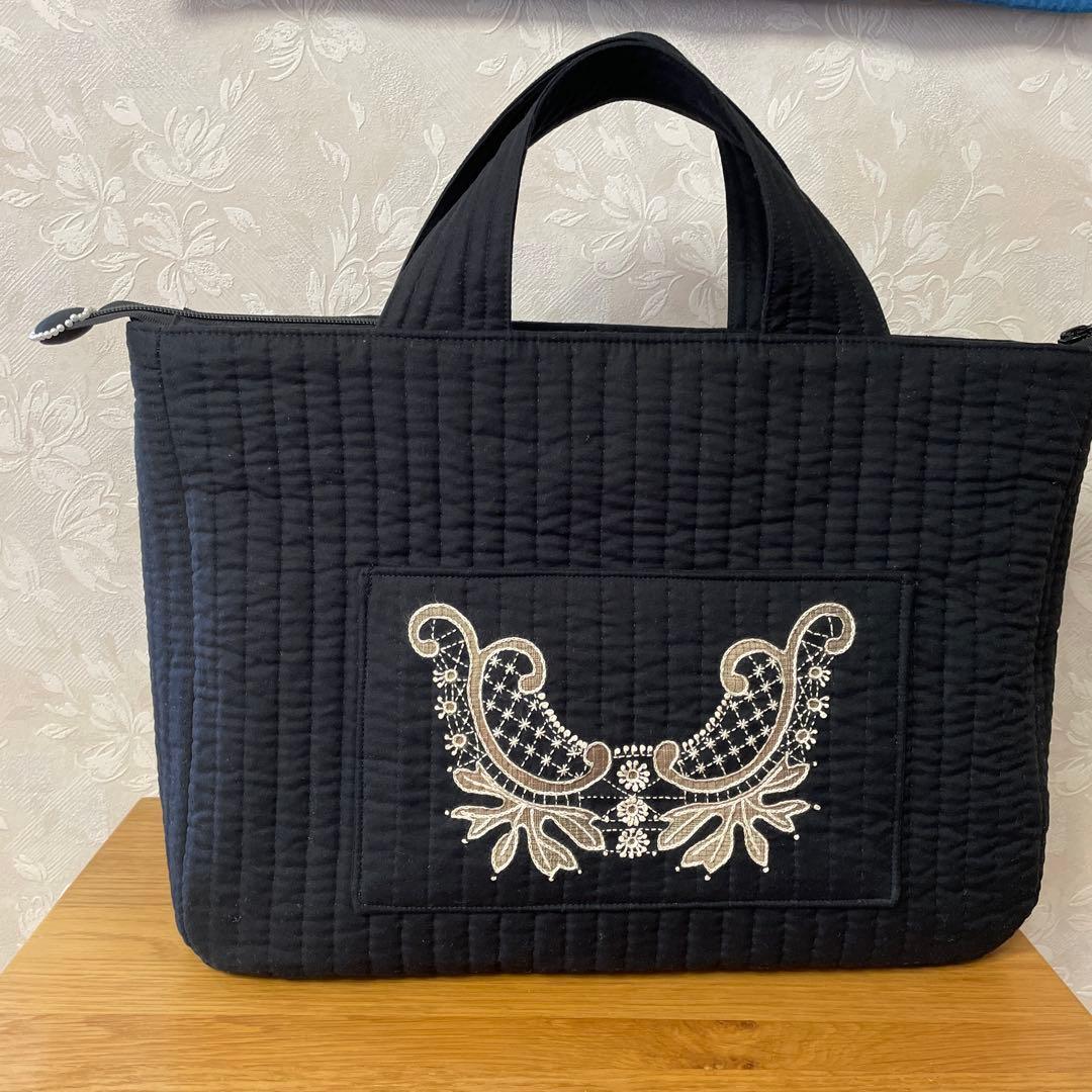 大きなレースモラ刺繍のバッグ