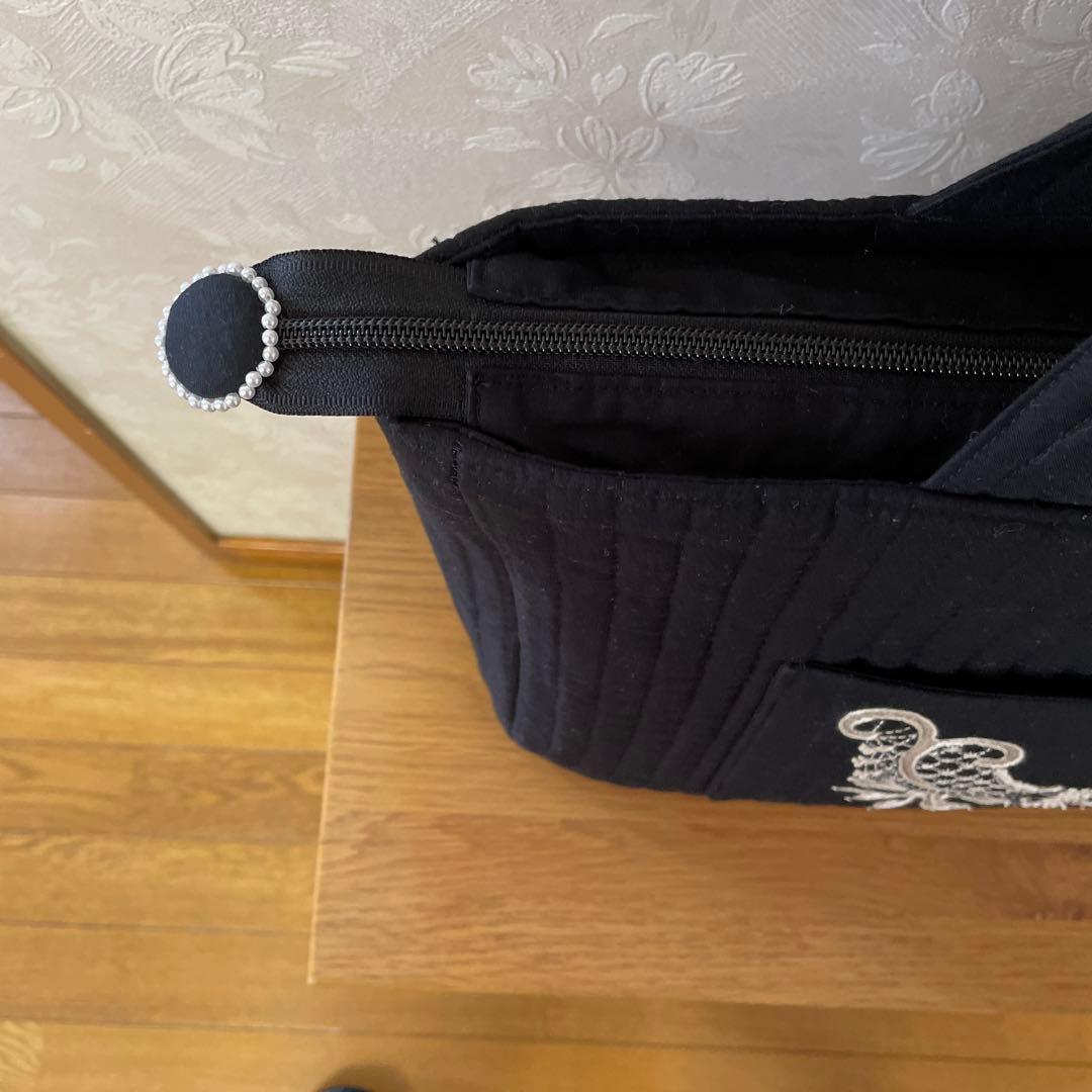 大きなレースモラ刺繍のバッグ