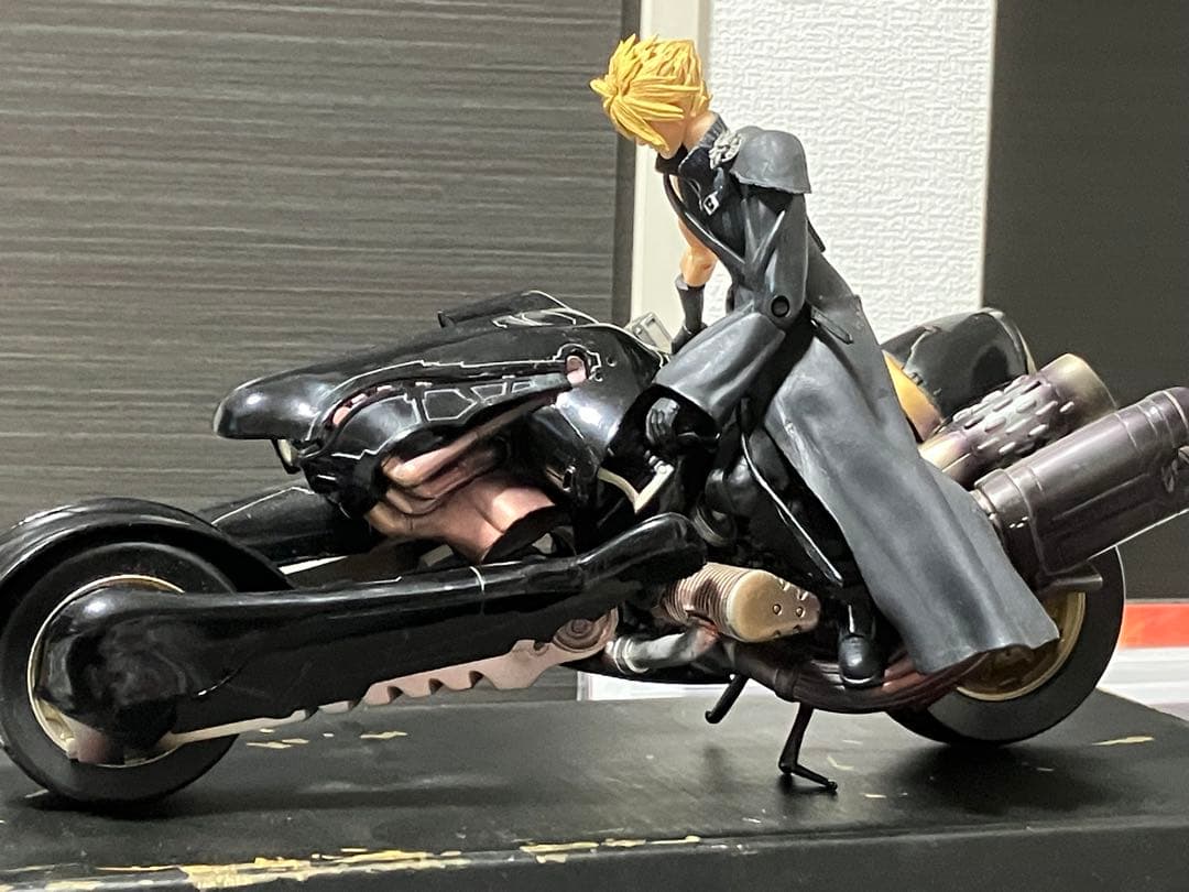 ファイナルファンタジー7　クラウド＆フェンリル　フィギュア