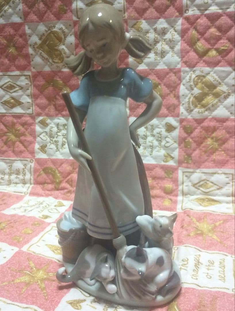 リヤドロLLADRO 「いたずらな仔猫」